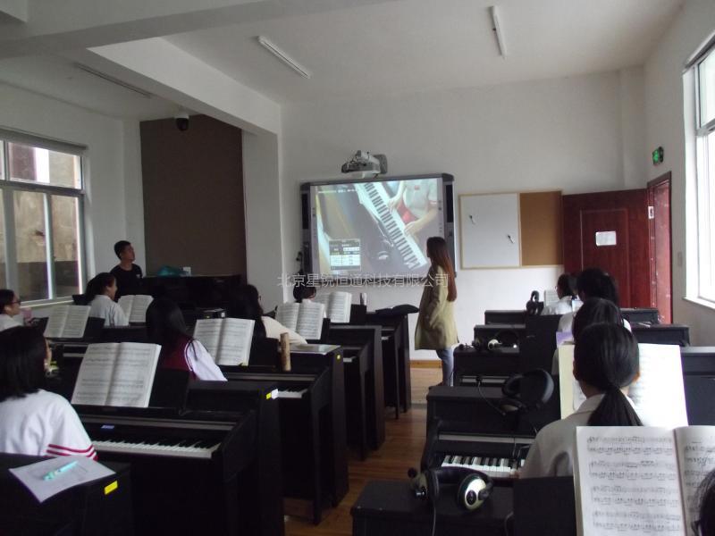 星锐恒通XRHT-002C数码钢琴教学系统集体授课教室